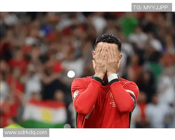 球迷疯狂冲进场内抢夺C罗球衣引发热议的欧冠奇观